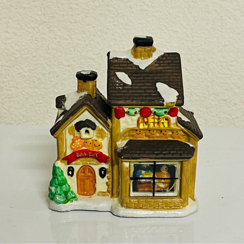 Wellington Square Christmas 2004s Ceramic light house light not included